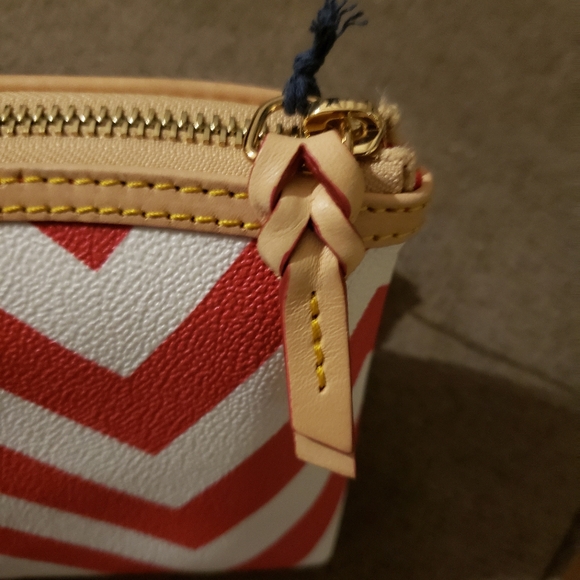 Dooney and Bourke cosmetic - Picture 7 of 9